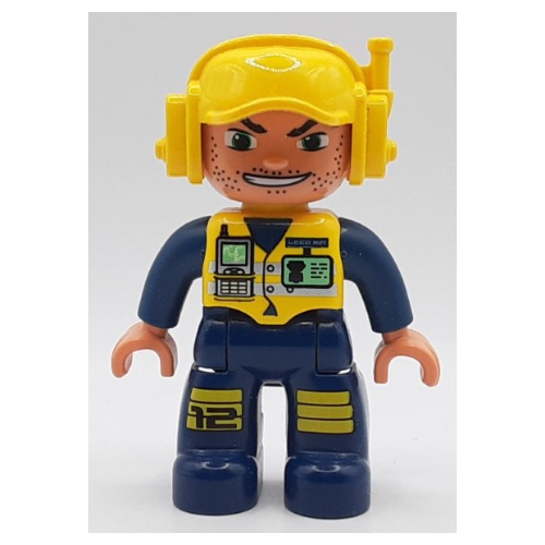 Duplo Figur mit Headset und gelber Kappe, mit dunkelblauen Armen und Beinen, gelben Knieschonern (bedruckt) und gelber Weste mit Ausweis und Funkgerät, offener Mund (bedruckt) in Dunkelblau