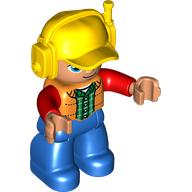 Duplo Figur mit Headset und Kappe gelb, mit orangener Weste über grünem Hemd mit roten Ärmeln, Nougat-Gesicht und -Hände und blaue Beine