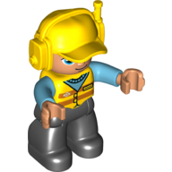 Duplo-Figur mit Headset und gelber Mütze, mit mittelazurblauen Armen, gelber Weste mit orangen Streifen und schwarzen Beinen