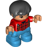 Duplo-Figur Kind, Haare nach vorn gekämmt mit Locke schwarz, rotes Oberteil mit braunen Hosenträgern und Karomuster (bedruckt) - nougatfarbenes Gesicht und Hände - dunkelazurblaue Beine