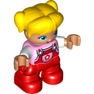 Duplo Figur Kind mit Zöpfen und Pony gelb, mit roter Latzhose mit Stern auf der Tasche über gestreiftem Oberteil mit weißen Ärmeln (bedruckt) - nougatfarbenes Gesicht und Hände - rote Beine