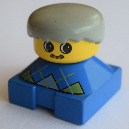 Duplo 2 × 2 × 2 Figurenstein, struppiger Pony, hellgraue Haare, gelb-grauer Argyle-Pullover, Schnurrbart (bedruckt)