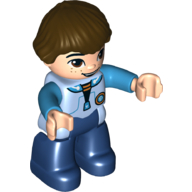 Duplo Figur mit 'Pilzkopf' braunen Haaren, hellblaugrauem Raumanzug mit Abzeichen und mittelazurblauen Ärmeln, hellnougatfarbenen Händen und Gesicht mit Sommersprossen, dunkelblaue Beine (Miles)