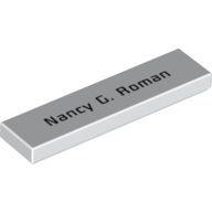 Tile 1 × 4 with Black 'Nancy G. Roman' Print Weiß