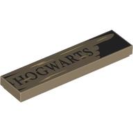 Tile 1 × 4 with Wooden Sign, Pointing Finger, Dark Brown 'HOGWARTS' print Dunkelbeige