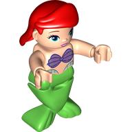 Duplo-Figur mit nach rechts gewehten roten Haaren, grüne Meerjungfrauenbeine (Ariel) in Hellnougat