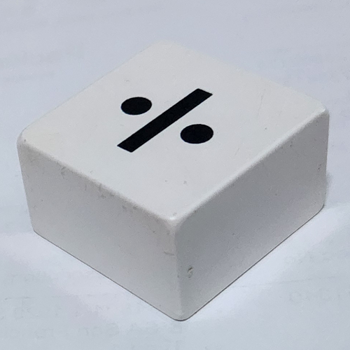 Duplo Tile 2 × 2 × 1 with Obelus / Division Sign '÷' Print Weiß