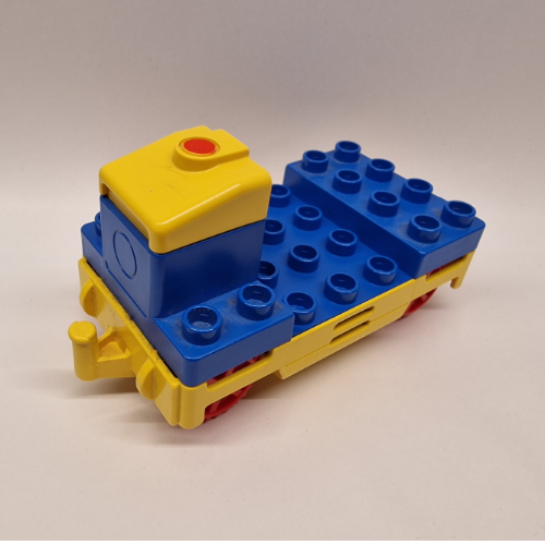 Duplo Train Locomotive Base with Battery Compartment, Yellow Base and Red Wheels Blau