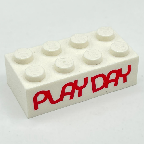 Stein 2 × 4 mit 'PLAY DAY' (bedruckt) in Weiß
