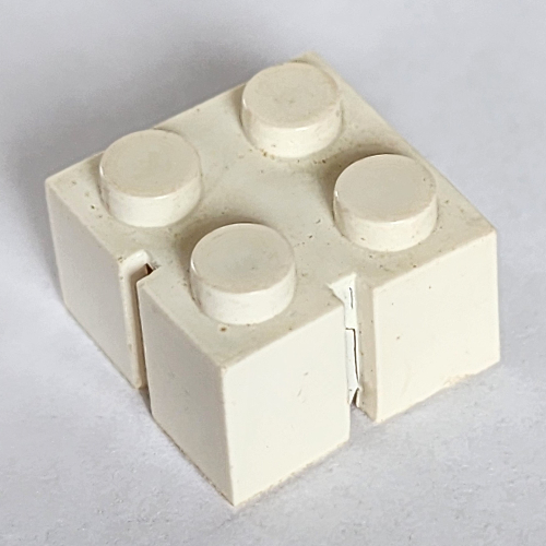 Brick 2 × 2 without Bottom Tubes, Slotted (with 2 slots, right) Weiß