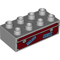 Duplo Brick 2 × 4 with Trunk with 'PARIS' and 'NEW YORK' Labels Print Hellblaugrau