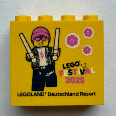 Brick 2 × 4 × 3 with 'LEGO FESTIVAL 2025 LEGOLAND Deutschland Resort' and Drummer Minifigure print Gelb