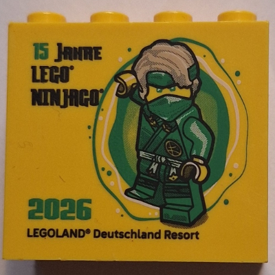 Brick 2 × 4 × 3 with "15 JAHRE LEGO NINJAGO - 2026 LEGOLAND Deutschland Resort" print Gelb