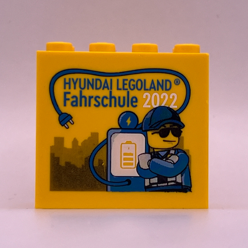 Brick 2 × 4 × 3 with 'HYUNDAI LEGOLAND Fahrschule 2022' and Minifigure with Electric Charger Print Gelb
