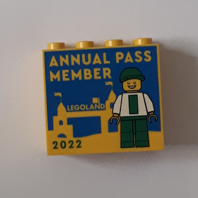 Brick 2 × 4 × 3 with 'ANNUAL PASS MEMBER LEGOLAND 2022' print Gelb