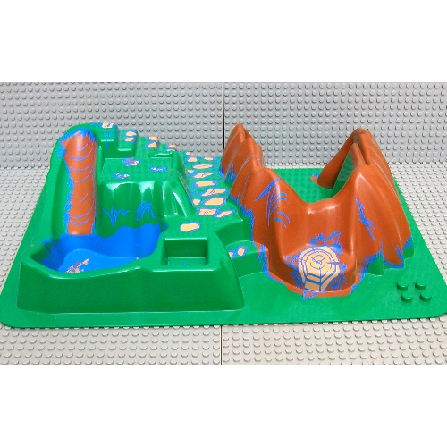 Duplo Baseplate, Raised 16 × 24, with Stairs and Slide, Dark Orange Tree Hollow, and Blue Pond Print Grün