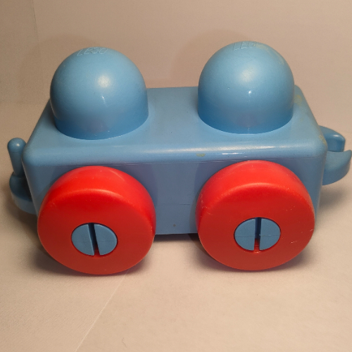 Primo Wheel Base 1 × 2 with Hitches and Red Wheels Medium Blue