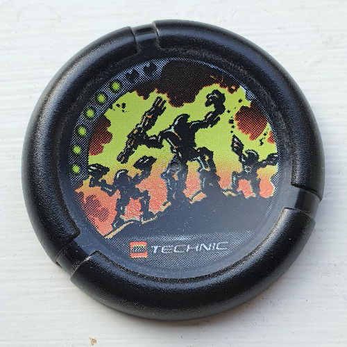 Large Figure Throwing Disk, Blaster, 6 Pips, Blaster and 2 Bots with Fire Background Print Schwarz