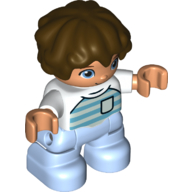 Duplo Figur Kind mit kurzem welligem Haar dunkelbraun, mit hellblauen Beinen, Hemd mit azurblauen und aquafarbenen Streifen und Tasche (bedruckt) in Weiß