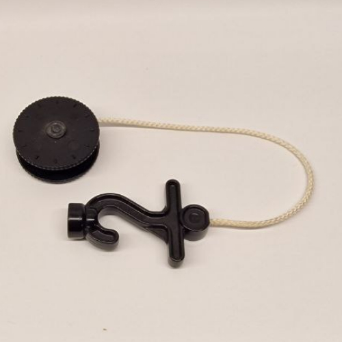 Duplo Winch Drum Narrow with White String and Black Thick Hook with Stud Case and Horizontal Bar Schwarz