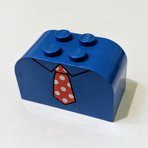 Brick Curved 2 × 4 × 2 Double with Necktie Red Print Blau