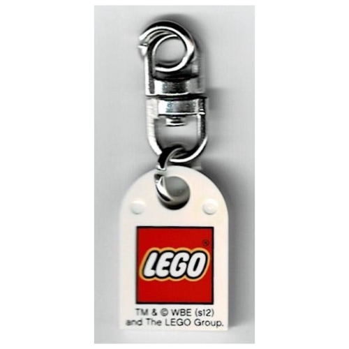 Fliese speziell 3 × 2 mit Loch und kleinem Lego-Logo und „TM & © WBE (s12) and The LEGO Group.“ (bedruckt)