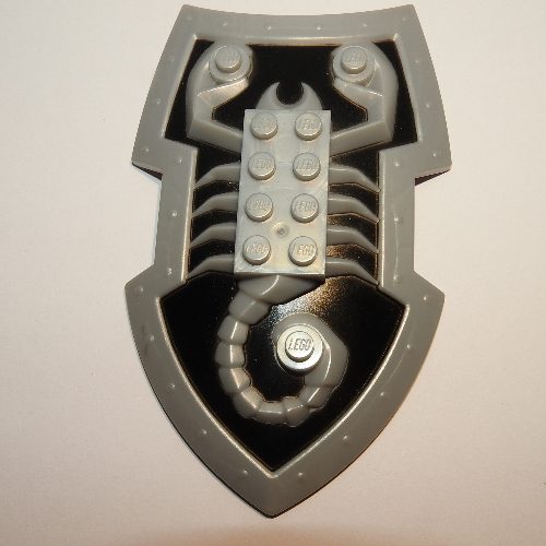 Large Figure Shield, 2 × 4 Brick Relief, Vladek Scorpion with Black and Silver Print Perlhellgrau