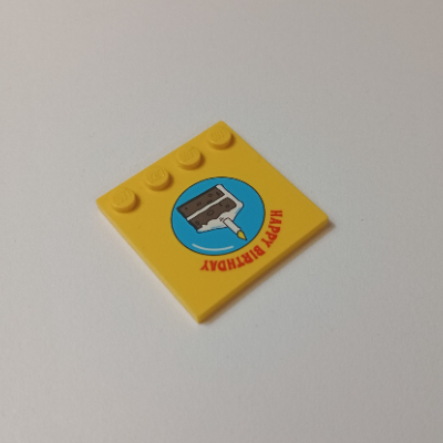 Plate Special 4 × 4 with Studs on One Edge with Birthday Cake and Happy Birthday Print Yellow
