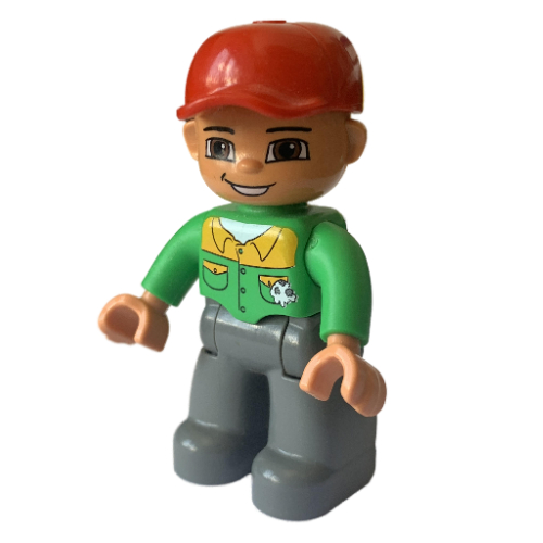 Duplo Figur mit Mütze rot, mit hellgrünem Langarmhemd mit hellorangem Kragen und Taschenklappen - Nougat Gesicht mit geschlossenem Mund, Lächeln - dunkelblaugraue Beine