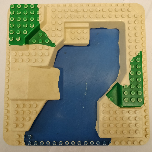 Duplo Grundplatte erhöht 24 × 24, mit gerader Rampe und blauem Teich, mit grünem Aufdruck