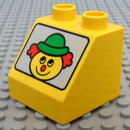 Duplo Brick 2 × 2 Slope 45° with Clown Print Gelb