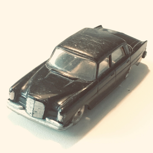 HO Scale Mercedes 220S Schwarz