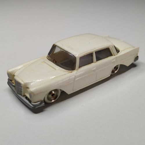 HO Scale Mercedes 220S White