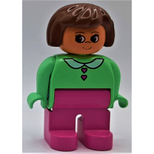 Duplo Figure, Early, Hair Bob Brown, Medium Dark Pink Legs, White Collar and Heart Buttons Print Mittelgrün