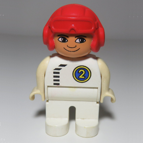 Duplo Figur, früh, rote Fliegerkappe, weiße Beine, Oberteil mit schwarzem Reißverschluss und Racer #2 im blauen Kreis (bedruckt)