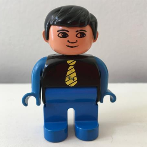 Duplo Figure, Early, with Short Parted Hair Black, Blue Legs, Yellow Tie, Blue Arms, no White in Eyes Print Schwarz