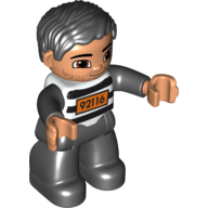 Duplo Figur mit gescheiteltem welligem schwarzem Haar, schwarz-weiß gestreiftem Oberteil mit '92116' (Gefangener)