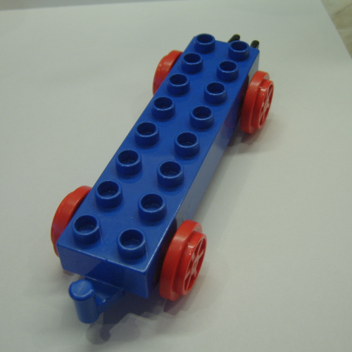 Duplo Train Base 2 × 8 with Red Wheels and Moveable Hook Blau