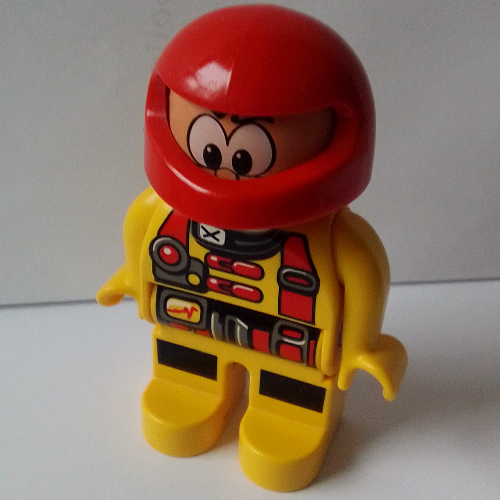 Duplo Figur, früh, Helm rot, gelbe Beine, Overall, rotes Arbeitsgeschirr (bedruckt)
