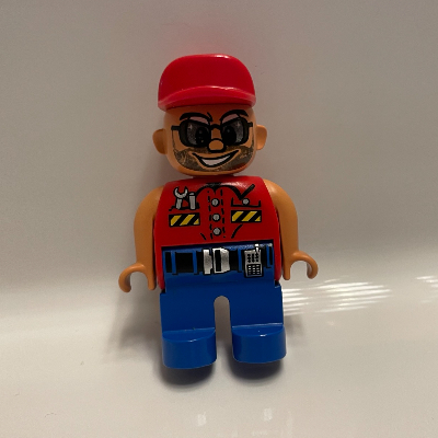 Duplo Figure, Early, Cap Red, Blue Legs, Shirt with Pockets and Wrench, Belt with Silver Buckle, Sunglasses and Beard Print Rot