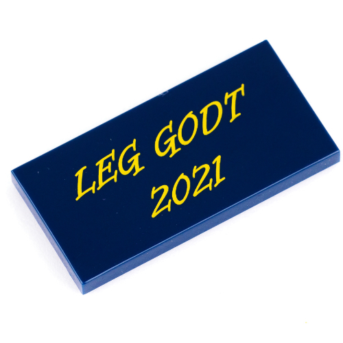 Tile 2 × 4 with Gold 'LEG GODT 2021' print Dunkelblau