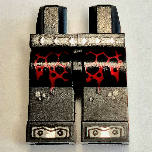 Hips and Black Legs with Silver Belt, Dark Red Scales, Plates with Rivets Toes Print Schwarz