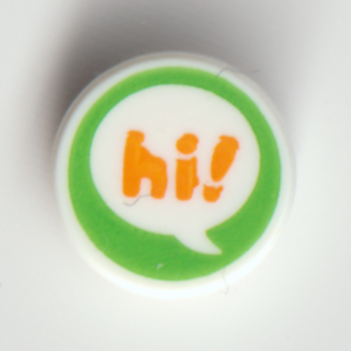Tile Round 1 × 1 with Orange 'hi!' in Speech Bubble On Green Background print Weiß