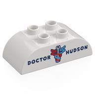 Duplo Brick 2 × 4 Curved Top with 'DOCTOR NUDSON;, Red/Blue Serpents around Wrench print Weiß