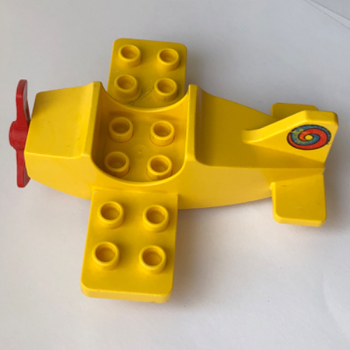Duplo Flugzeug kleine Flügel unten mit roten Rädern und Propeller in Gelb