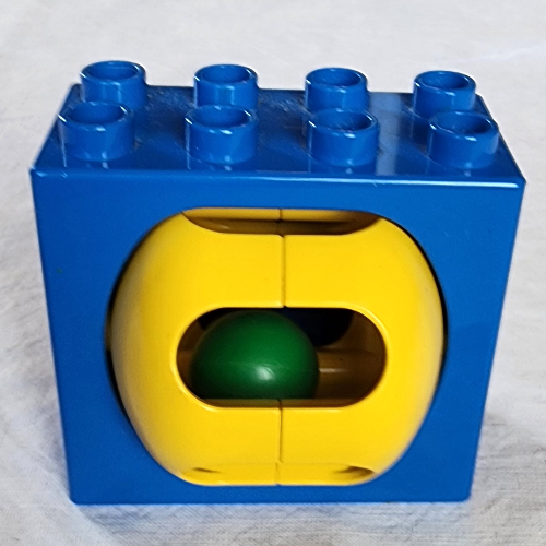 Duplo-Stein 2 × 4 × 2 mit grünem Ball in gelber Rassel