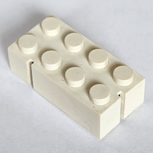 Brick 2 × 4 without Bottom Tubes, Slotted (with 2 slots, opposite corner left) Weiß