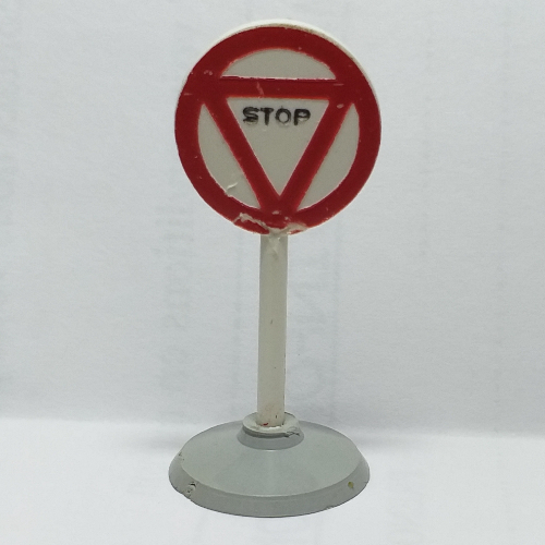 Road Sign Old Round with White Arrow Right Print & Type 1 Base White